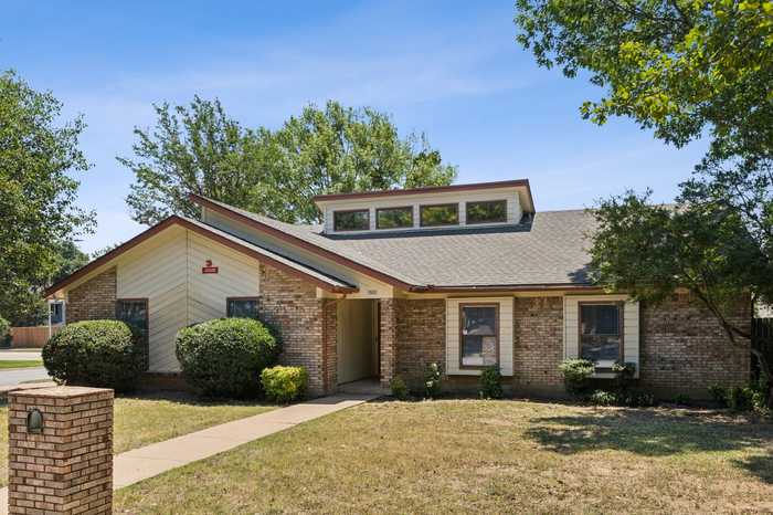 photo 2: 3800 Meadowmere Lane, Arlington TX 76001