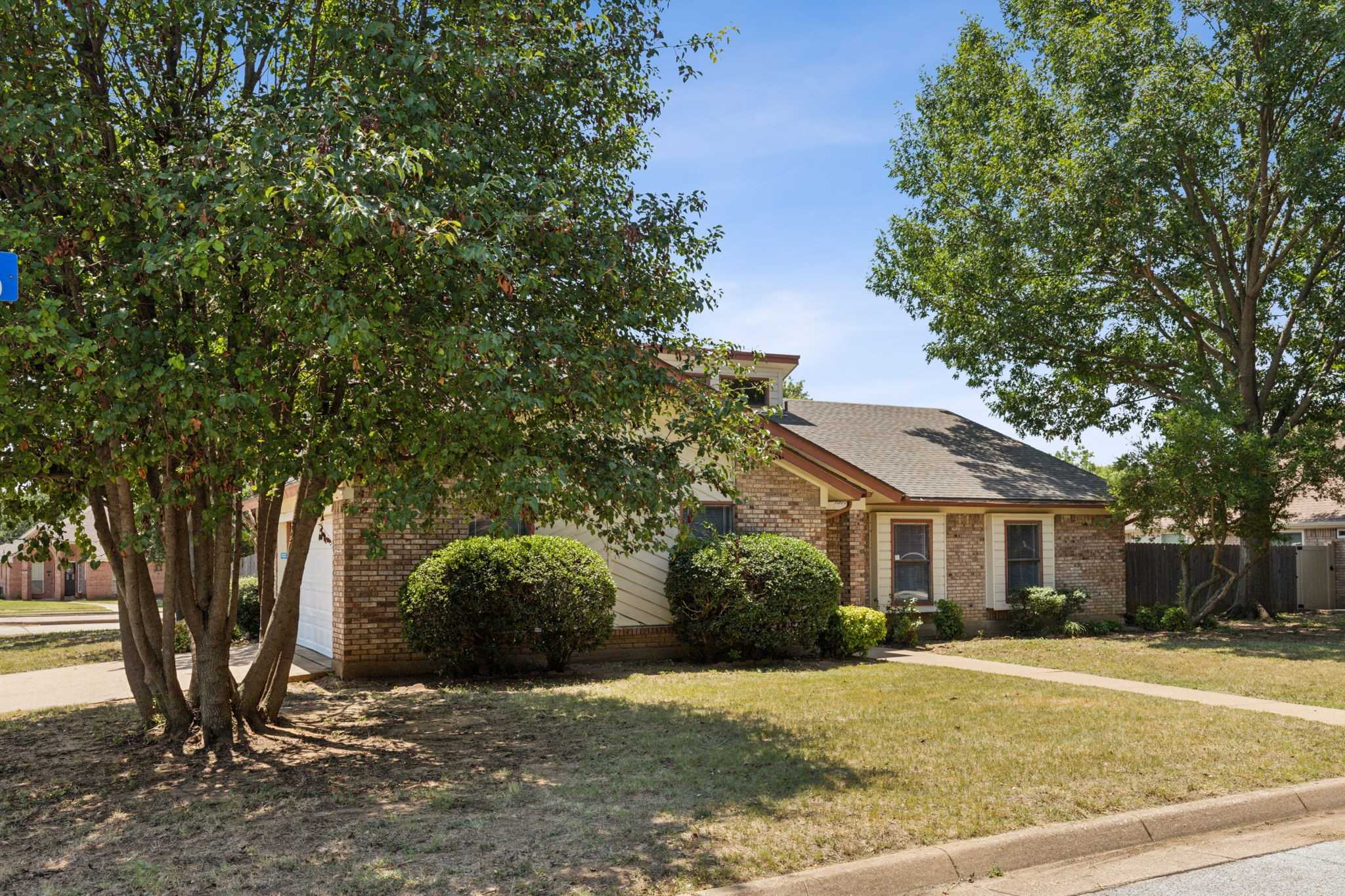 photo 3: 3800 Meadowmere Lane, Arlington TX 76001