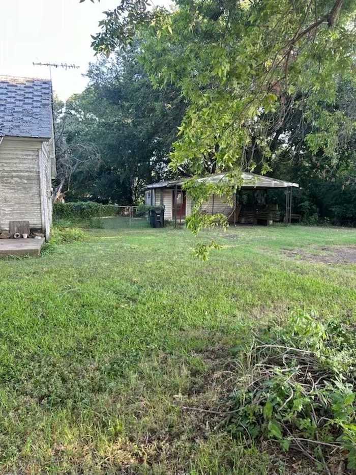 photo 4: 807 E 2nd Street, Cleburne TX 76031