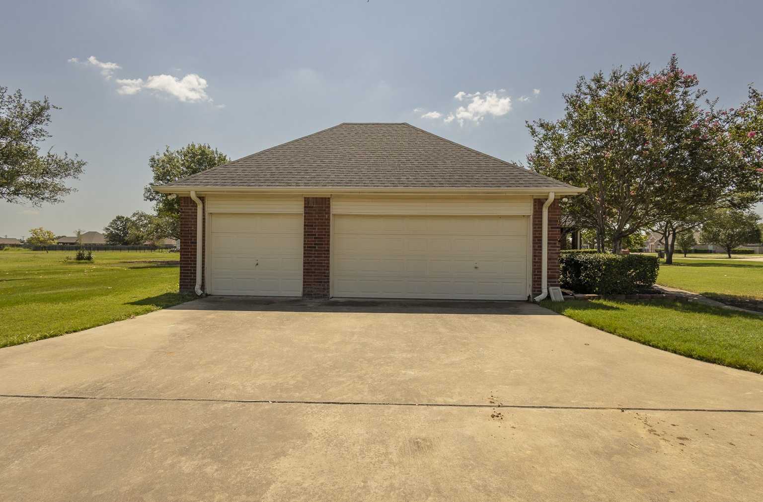 photo 2: 1383 E Oaklawn Drive, Talty TX 75160