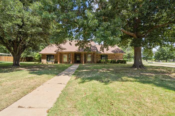 photo 1: 105 Tanglewood Circle, Stephenville TX 76401