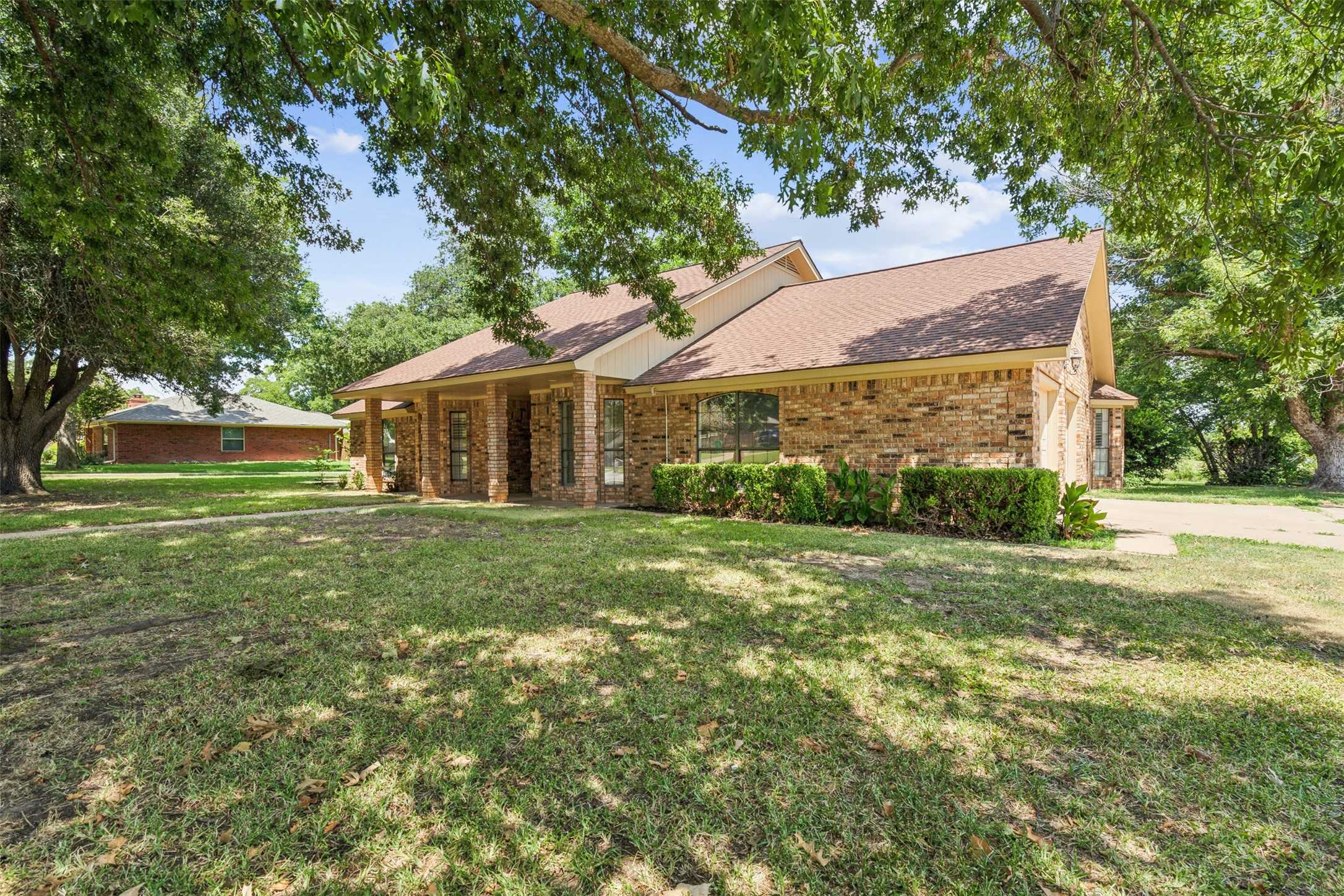 photo 3: 105 Tanglewood Circle, Stephenville TX 76401