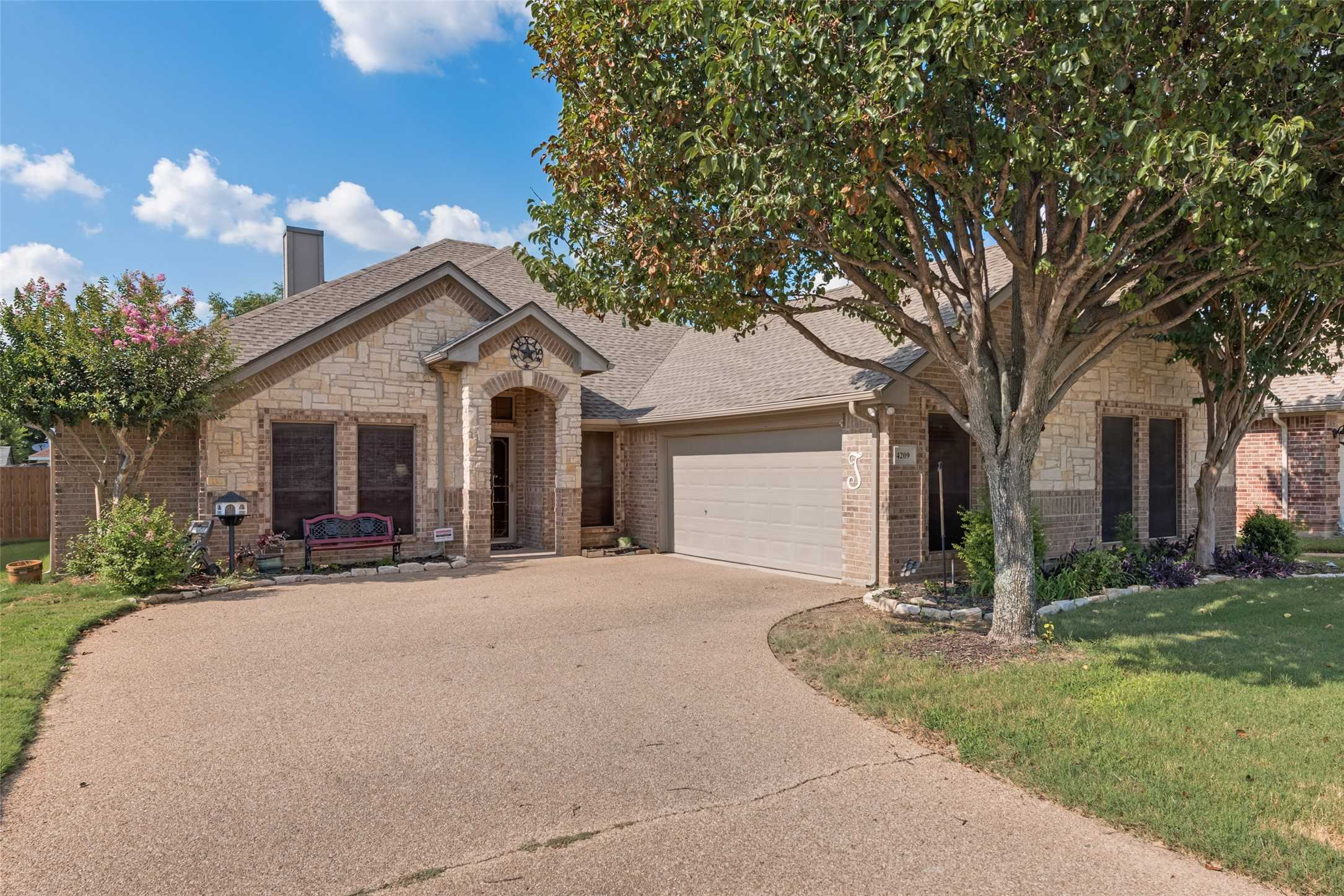 photo 2: 4209 Fox Court, Arlington TX 76001