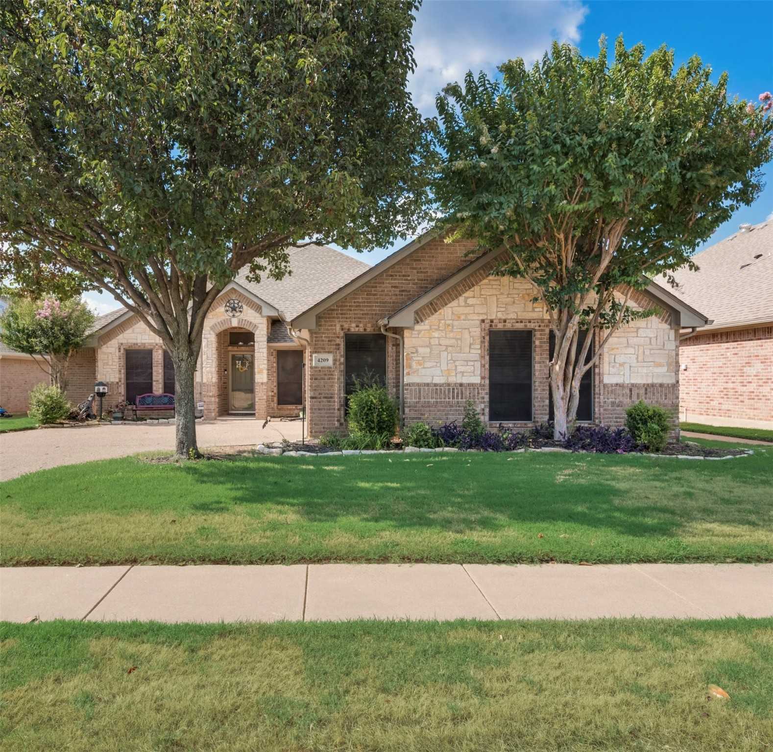 photo 3: 4209 Fox Court, Arlington TX 76001