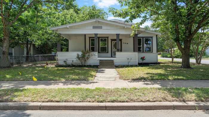 photo 1: 306 SW 7th Street, Paris TX 75460