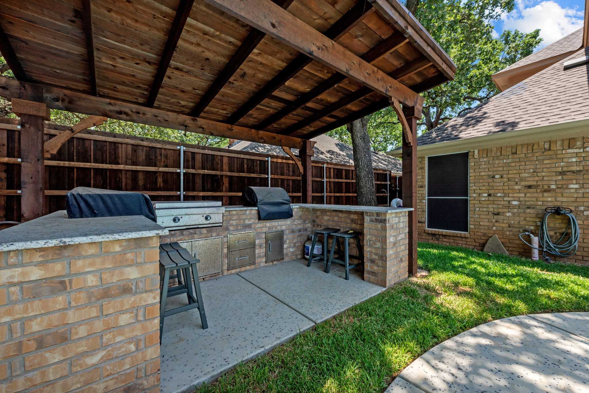 photo 2: 3307 Tiverton Court, Arlington TX 76001