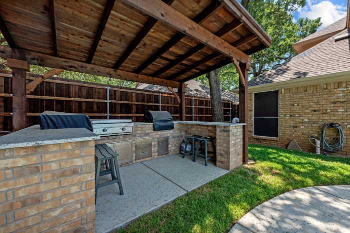 photo 2: 3307 Tiverton Court, Arlington TX 76001