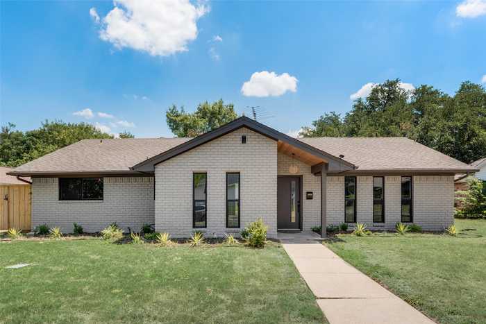 photo 2: 13730 Rolling Hills Lane, Dallas TX 75240