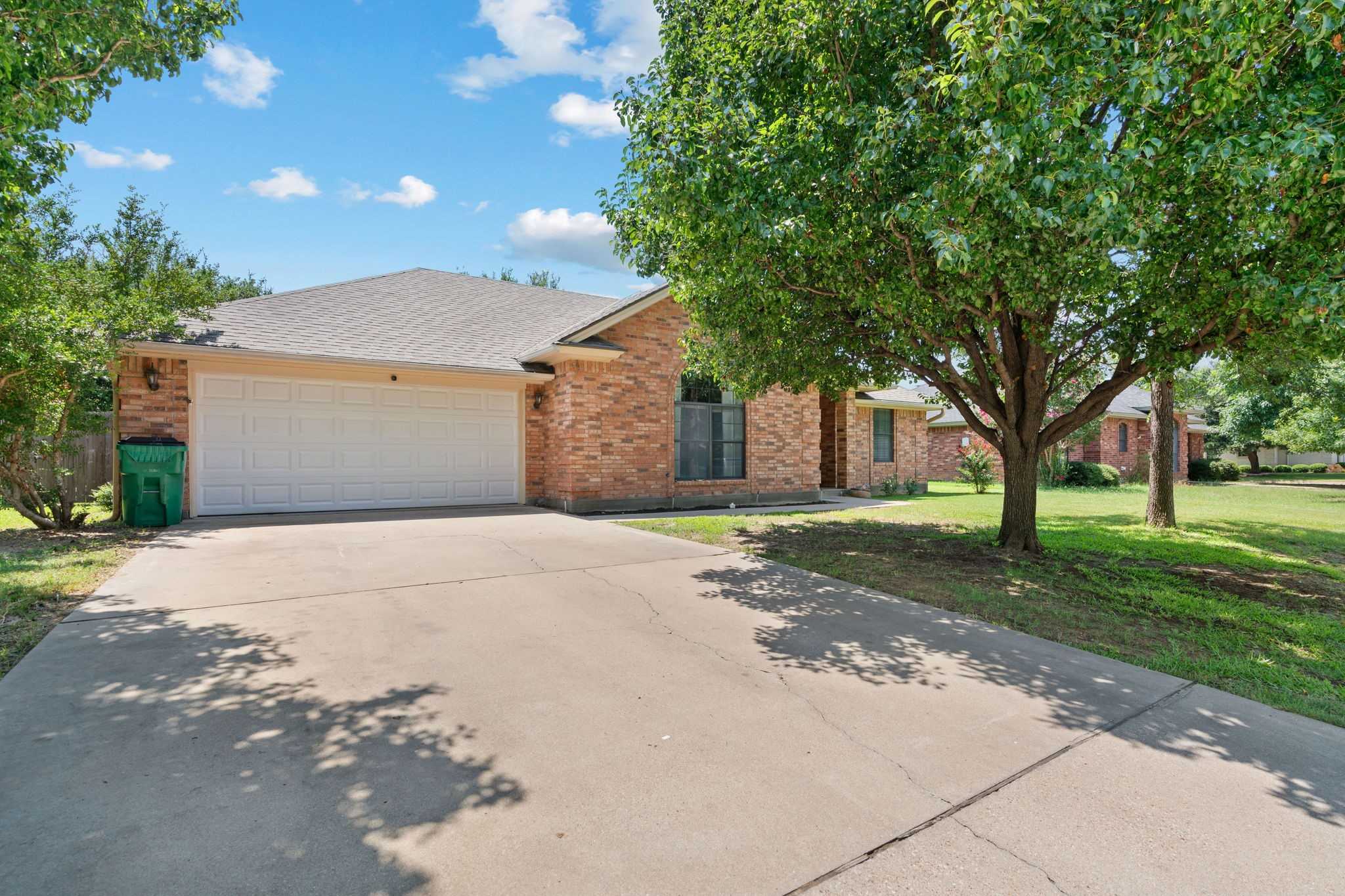 photo 2: 682 Bluebonnet Street, Stephenville TX 76401