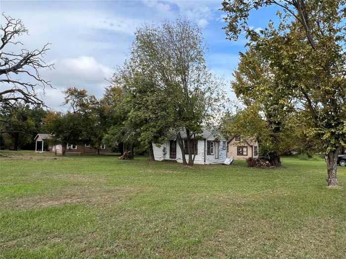 photo 1: 712 E Main Street, Fairfield TX 75840