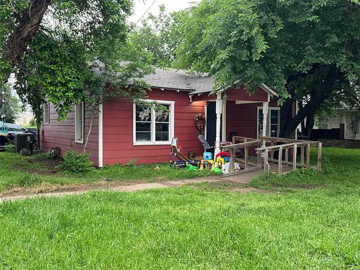 photo 2: 748 N Wilhite Street, Cleburne TX 76031