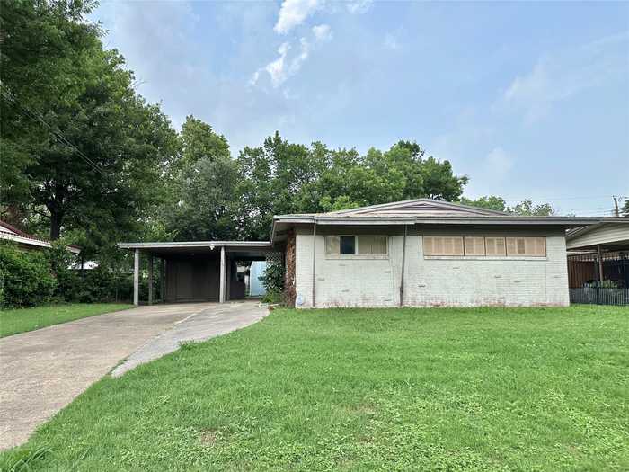 photo 1: 1507 Park Place, Irving TX 75061