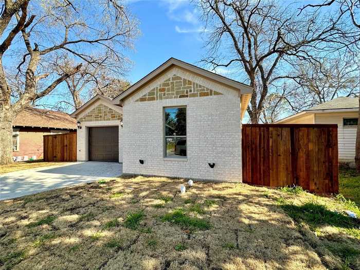 photo 2: 2246 Harding Street, Dallas TX 75215