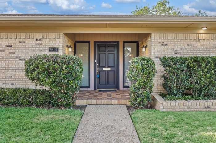 photo 2: 7607 Lavendale Avenue, Dallas TX 75230