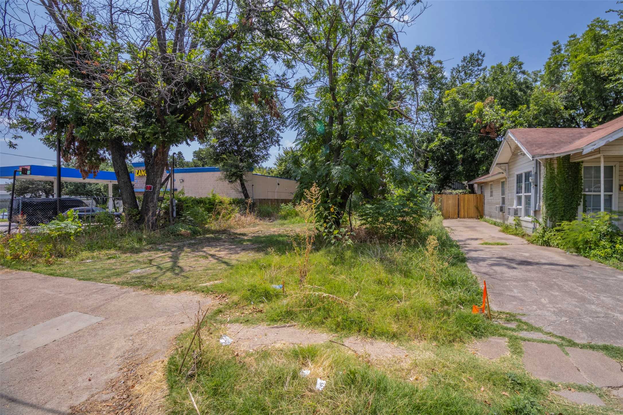 photo 2: 210 W Suffolk Avenue, Dallas TX 75208