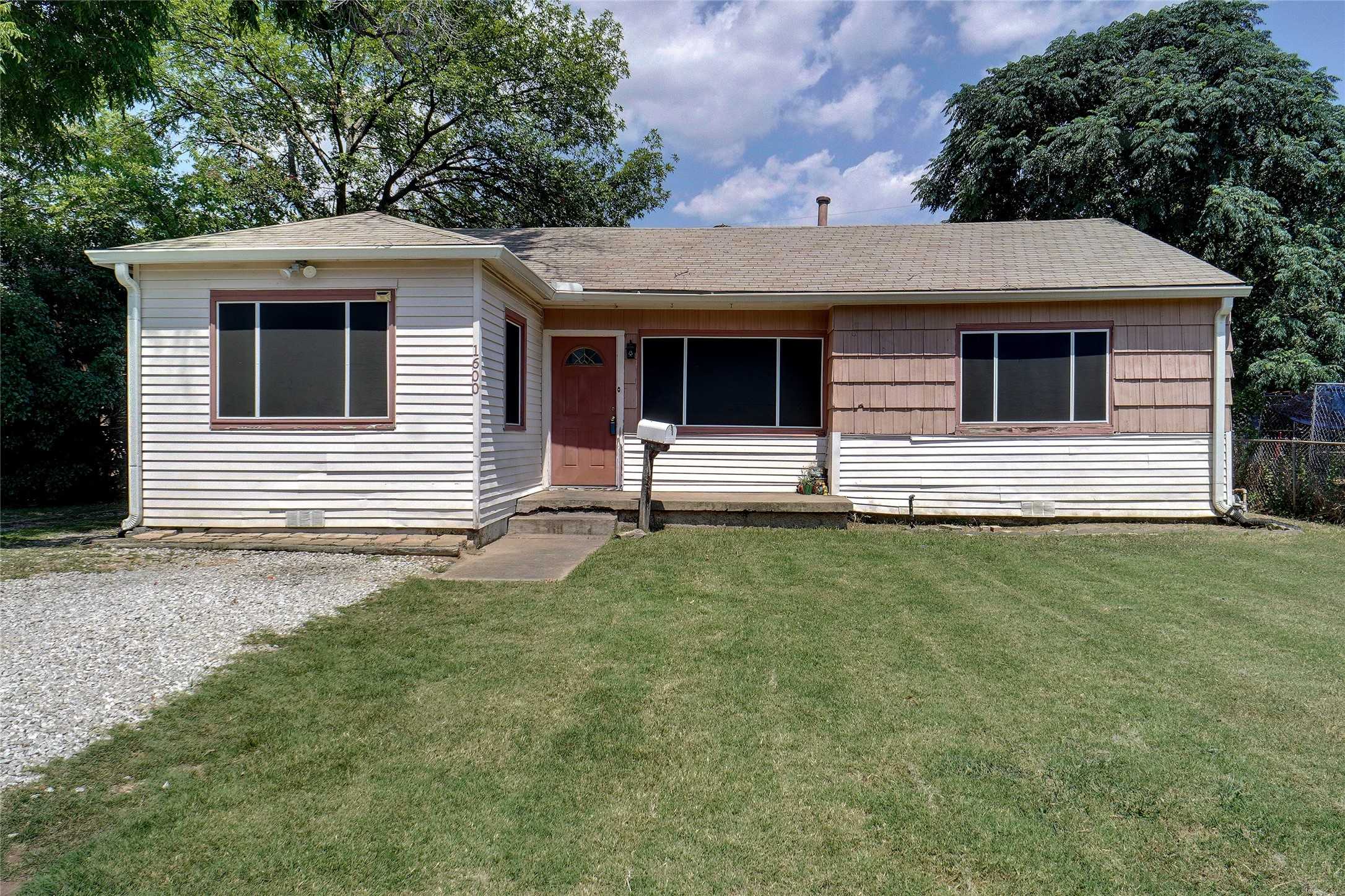 photo 1: 1600 Carolyn Street, Irving TX 75061