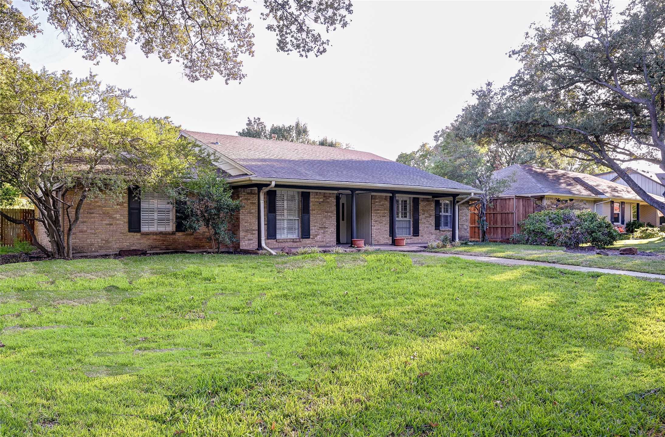 photo 2: 7818 Rolling Acres Drive, Dallas TX 75248