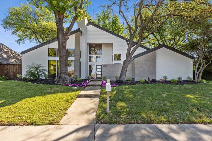 photo 2: 16910 Hunters Point Drive, Dallas TX 75248