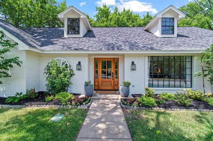 photo 2: 7054 Tamarack Road, Fort Worth TX 76116