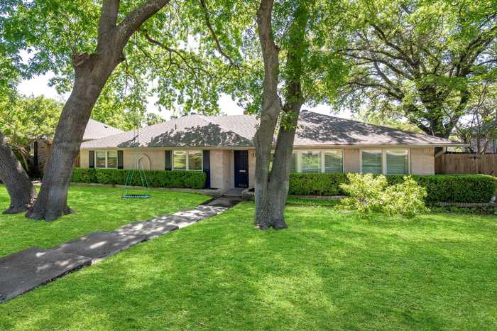 photo 2: 9326 Crestedge Drive, Dallas TX 75238