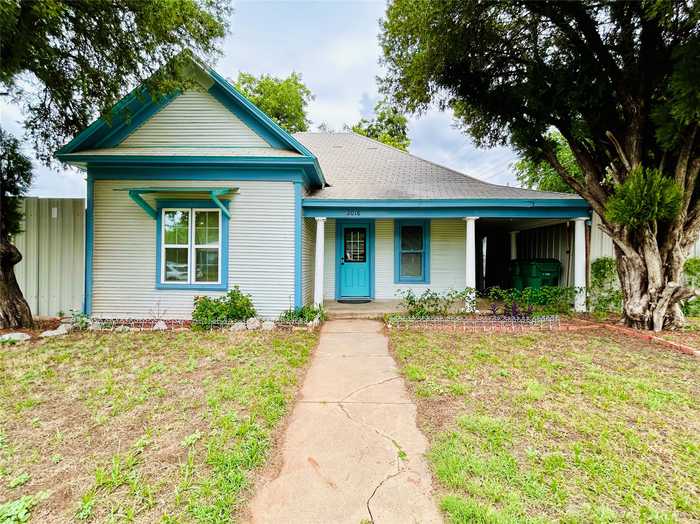 photo 1: 2018 Paradise Street, Vernon TX 76384