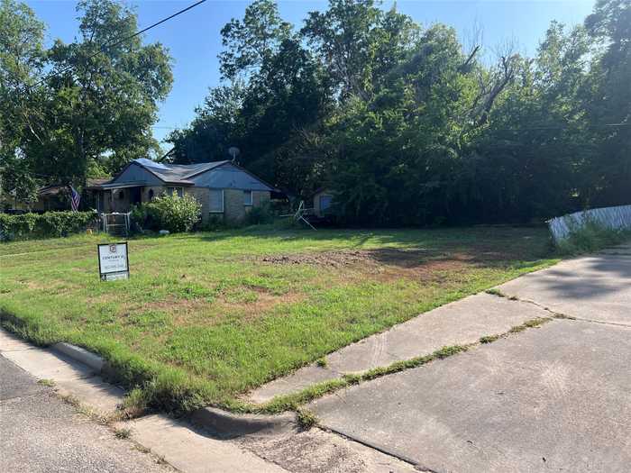 photo 2: 831 Fisher Street, Sulphur Springs TX 75482