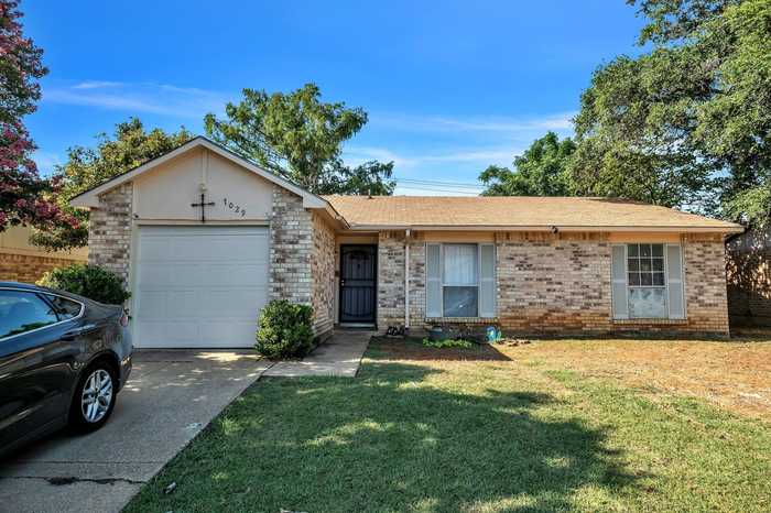 photo 1: 7029 Greenview Circle N, Fort Worth TX 76120