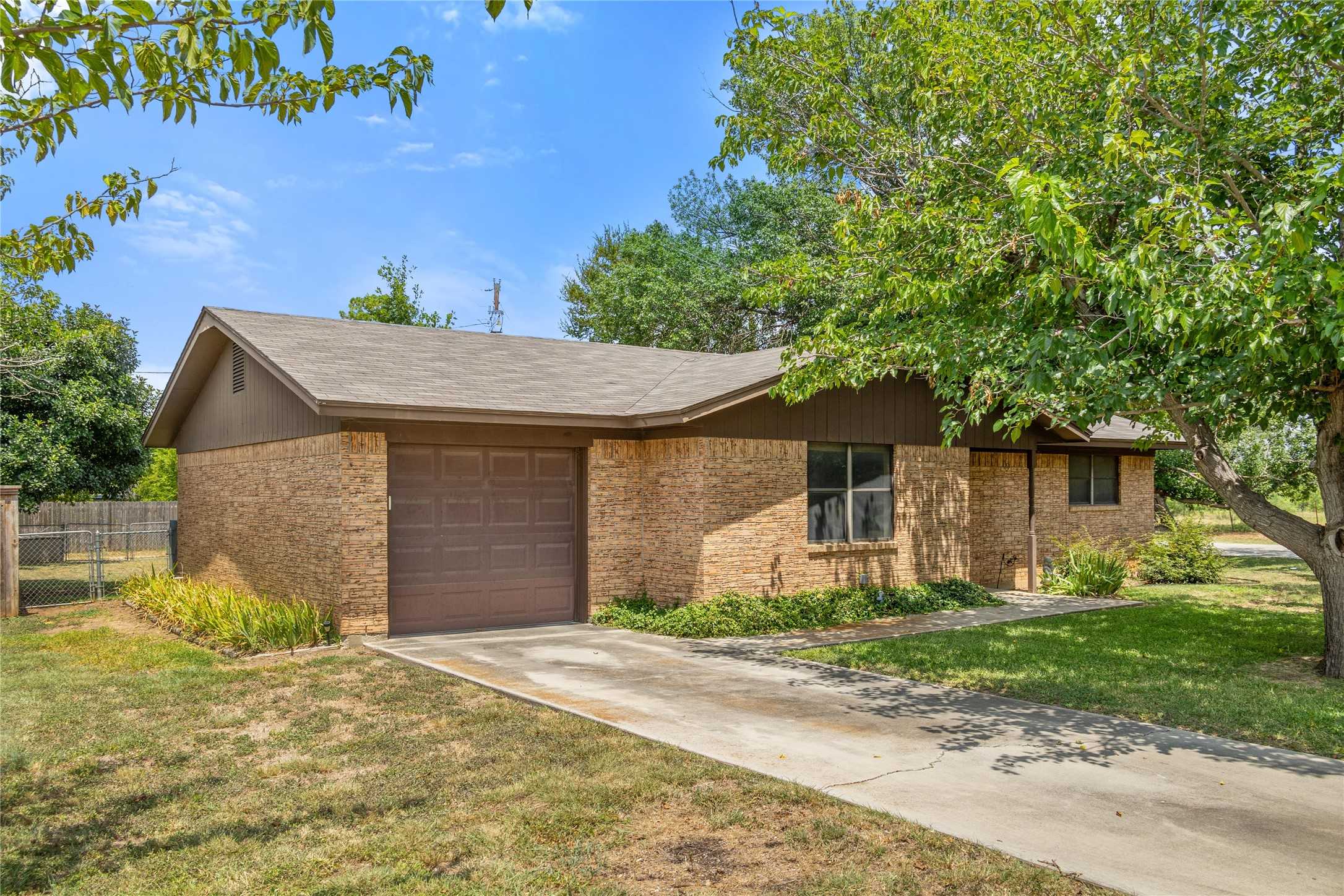 photo 3: 124 Bowie Circle, Brownwood TX 76801