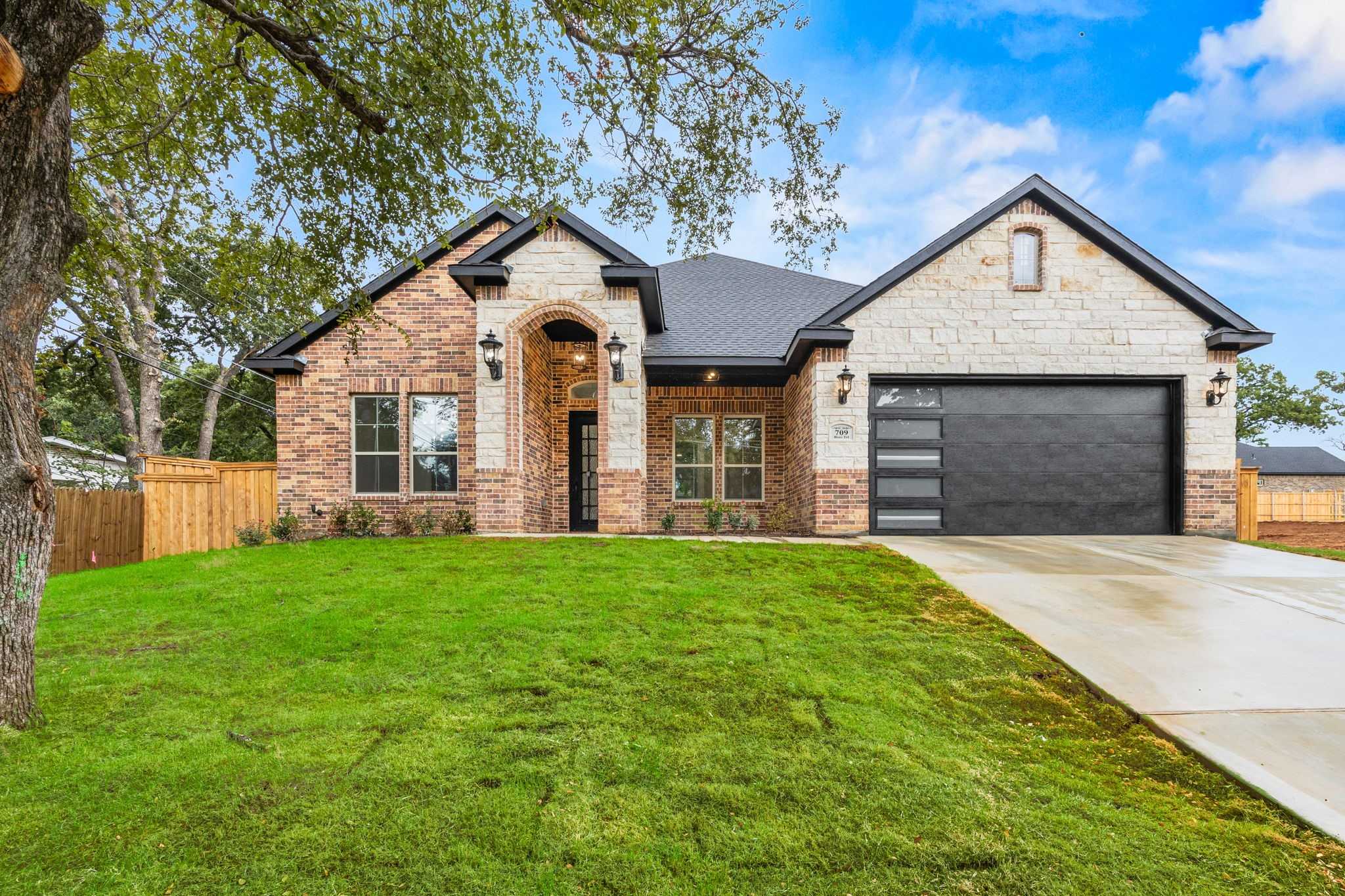 photo 2: 709 Ross Trail, Arlington TX 76012