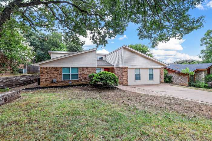 photo 2: 7604 Ripple Creek Court, Fort Worth TX 76120