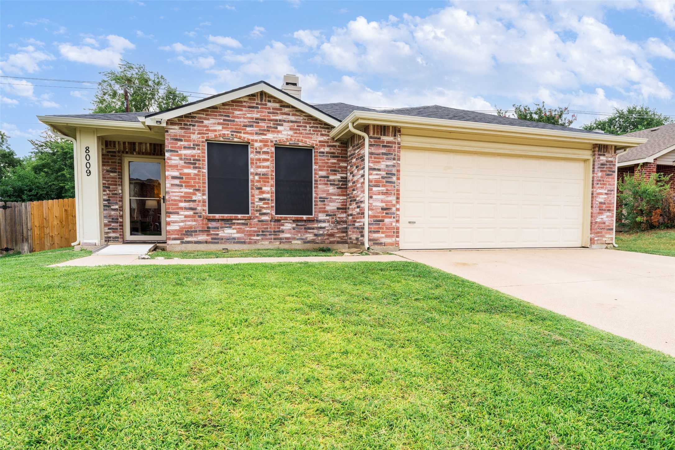 photo 2: 8009 Mosstree Drive, Arlington TX 76001