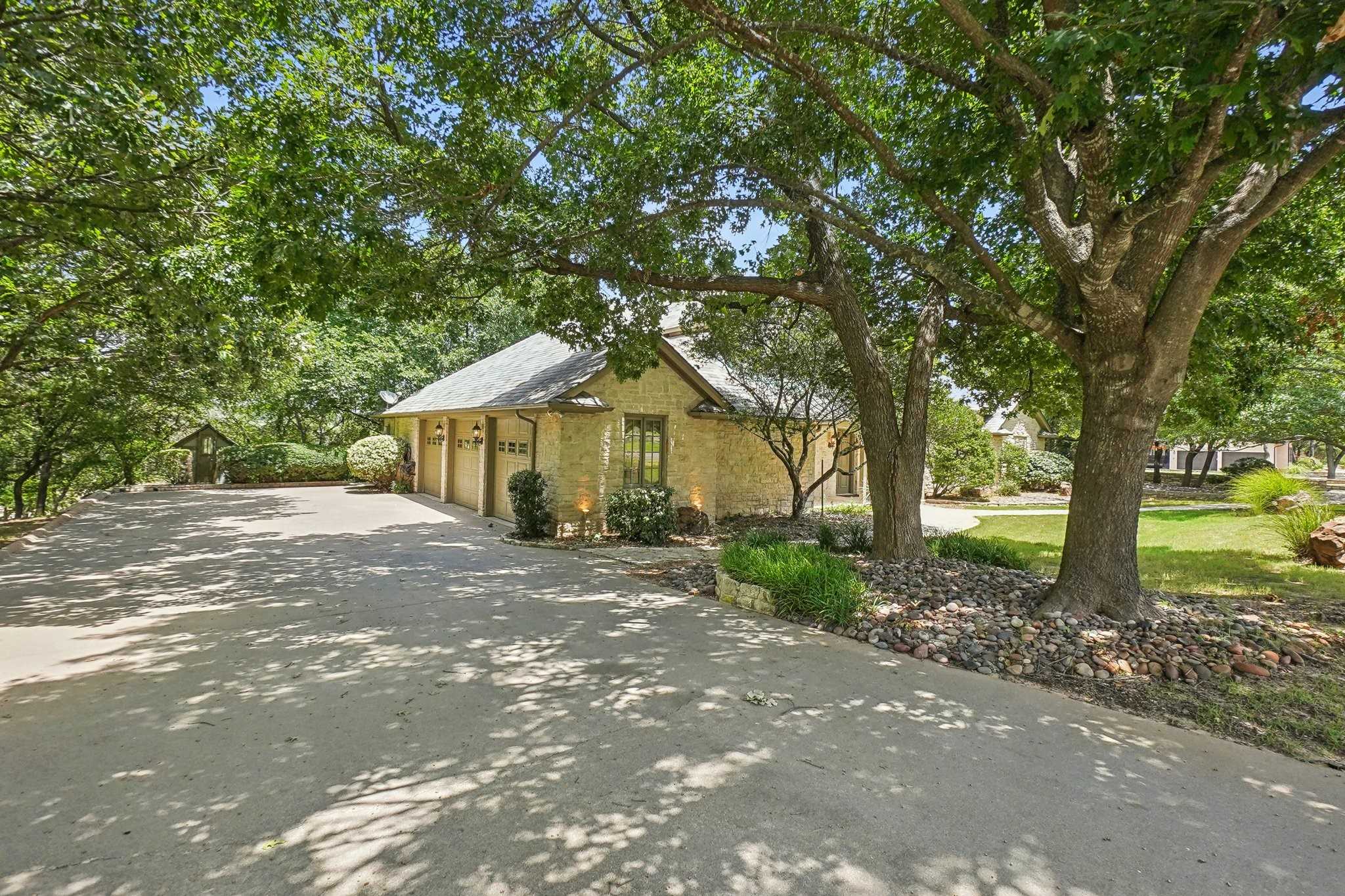 photo 2: 7816 Ravenswood Road, Granbury TX 76049