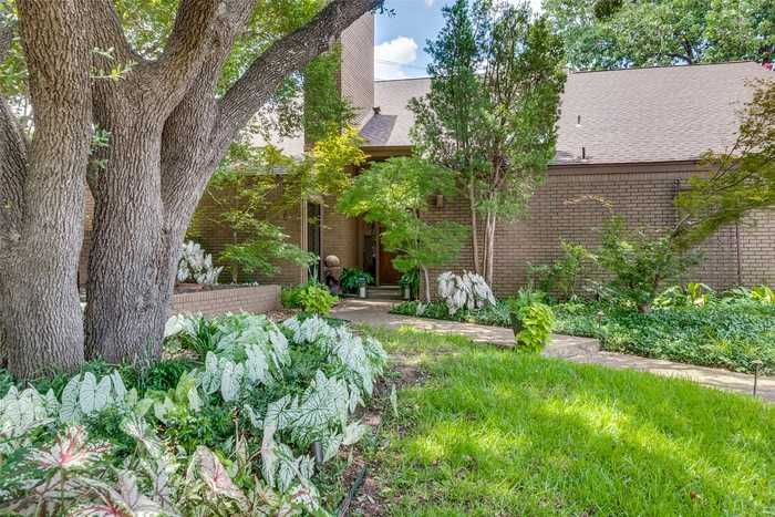 photo 2: 9418 Hilldale Drive, Dallas TX 75231