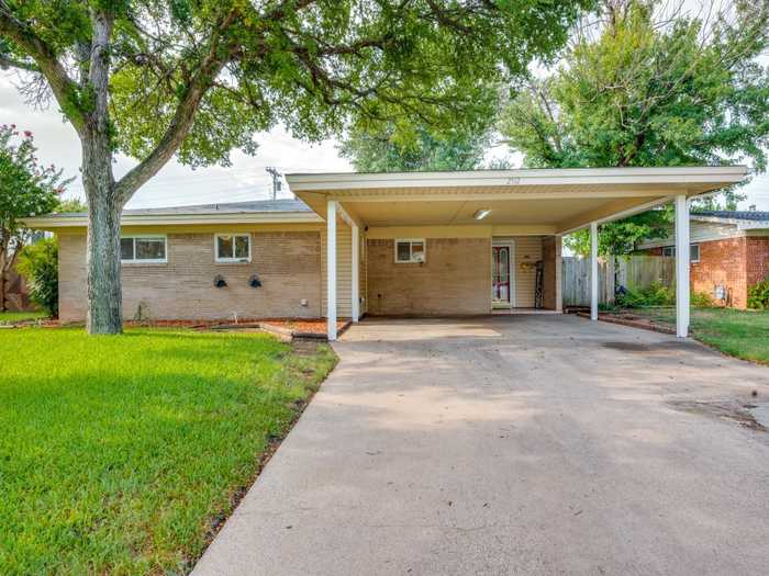 photo 1: 2512 Roger Williams Drive, Irving TX 75061