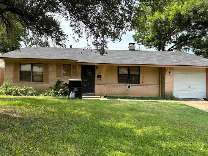 photo 1: 2228 Meadow Dale, Irving TX 75060