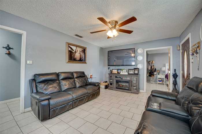 photo 2: 3224 Nandina Drive, Dallas TX 75241