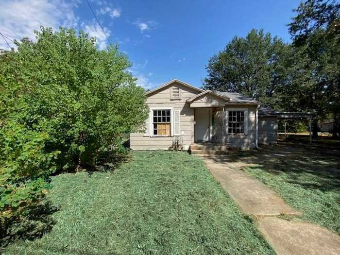 photo 1: 620 17th Street NE, Paris TX 75460