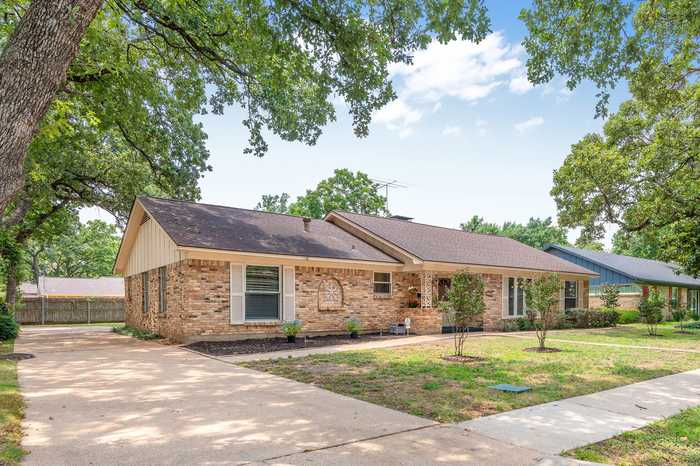 photo 1: 2630 Locksley Chase, Irving TX 75061