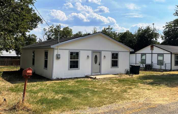 photo 2: 621 W Pine Street, Jacksboro TX 76458