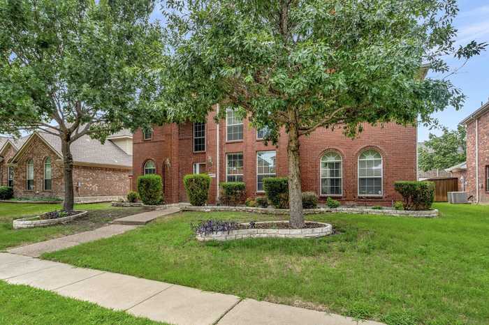 photo 2: 9817 Bradford Grove Drive, Frisco TX 75035