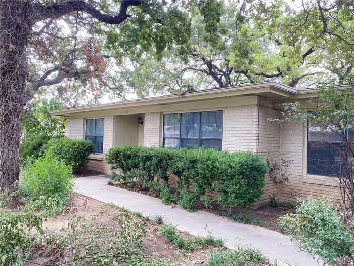 photo 2: 405 E Mockingbird Lane, Chico TX 76431