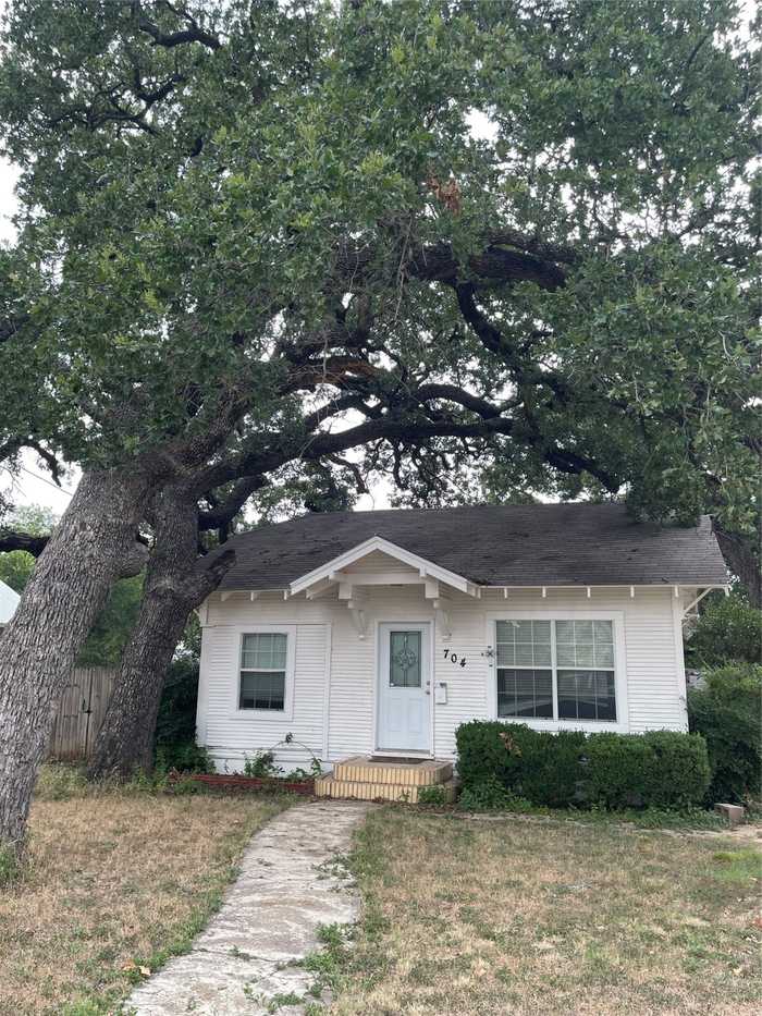 photo 1: 704 Avenue J, Brownwood TX 76801