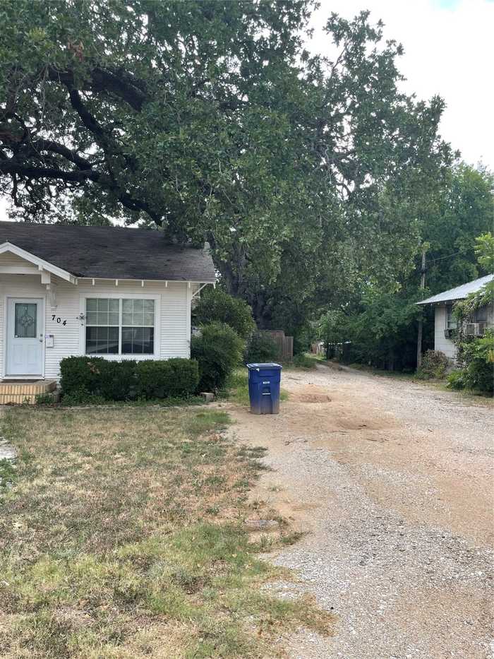 photo 2: 704 Avenue J, Brownwood TX 76801