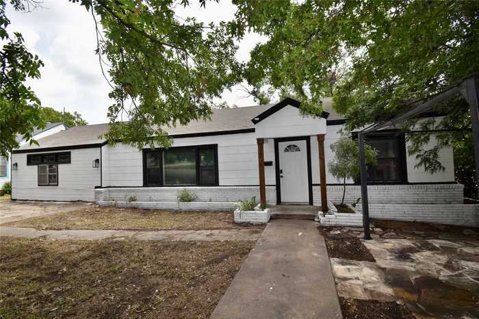 photo 1: 1511 S High Street, Brady TX 76825