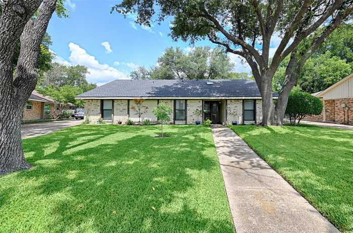 photo 2: 705 Pebblecreek Drive, Garland TX 75040