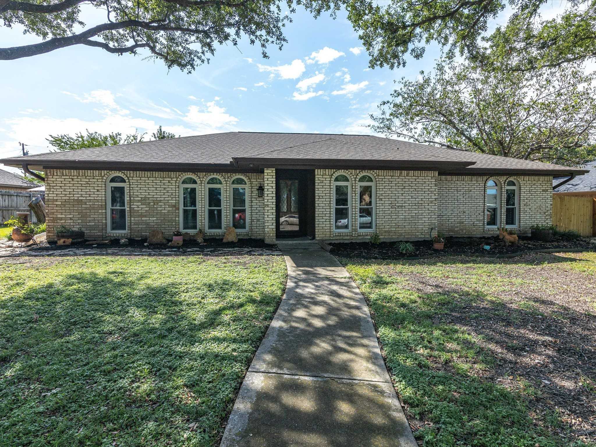 photo 2: 1901 Yorkstown Drive, Ennis TX 75119