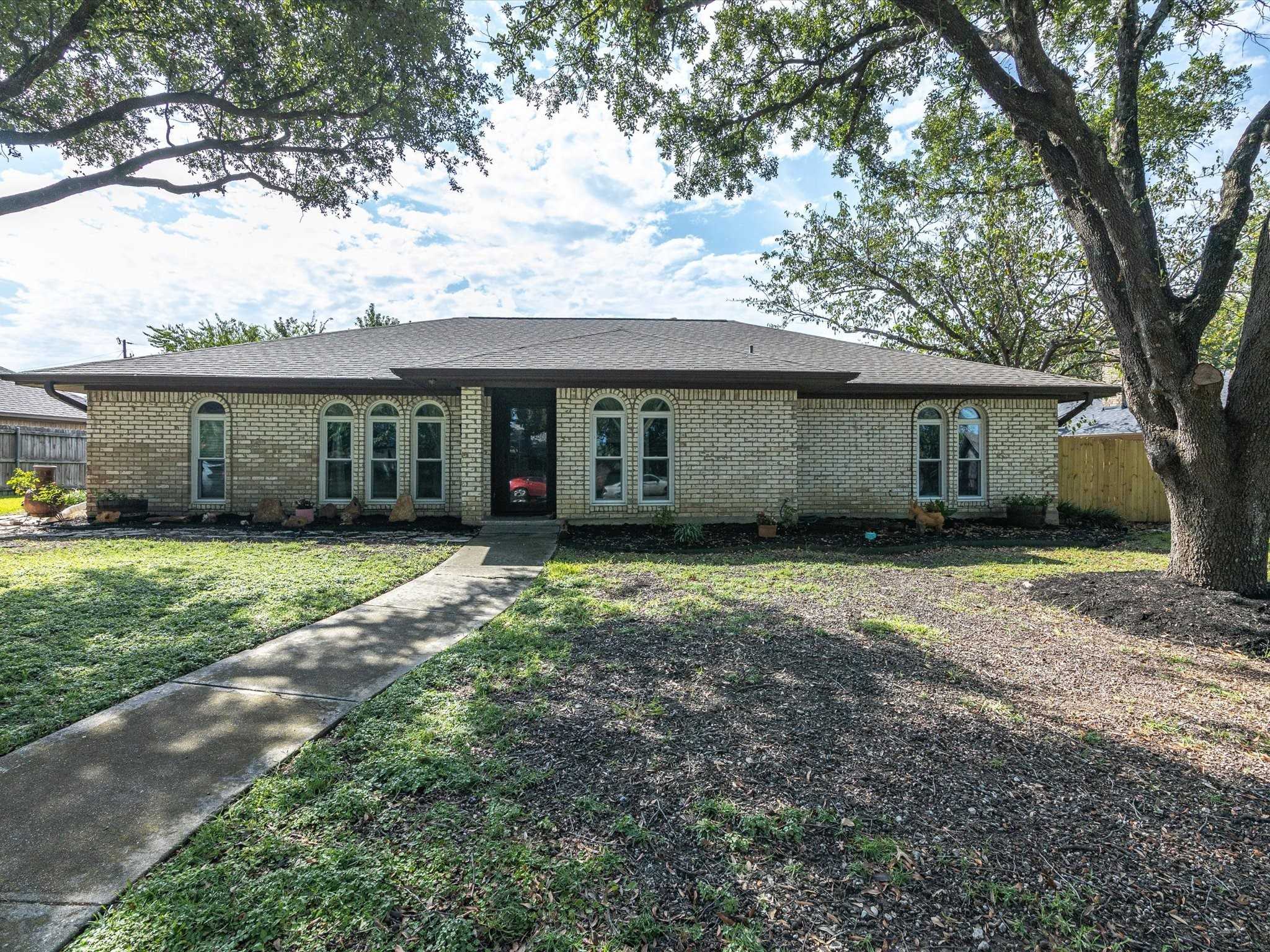 photo 3: 1901 Yorkstown Drive, Ennis TX 75119