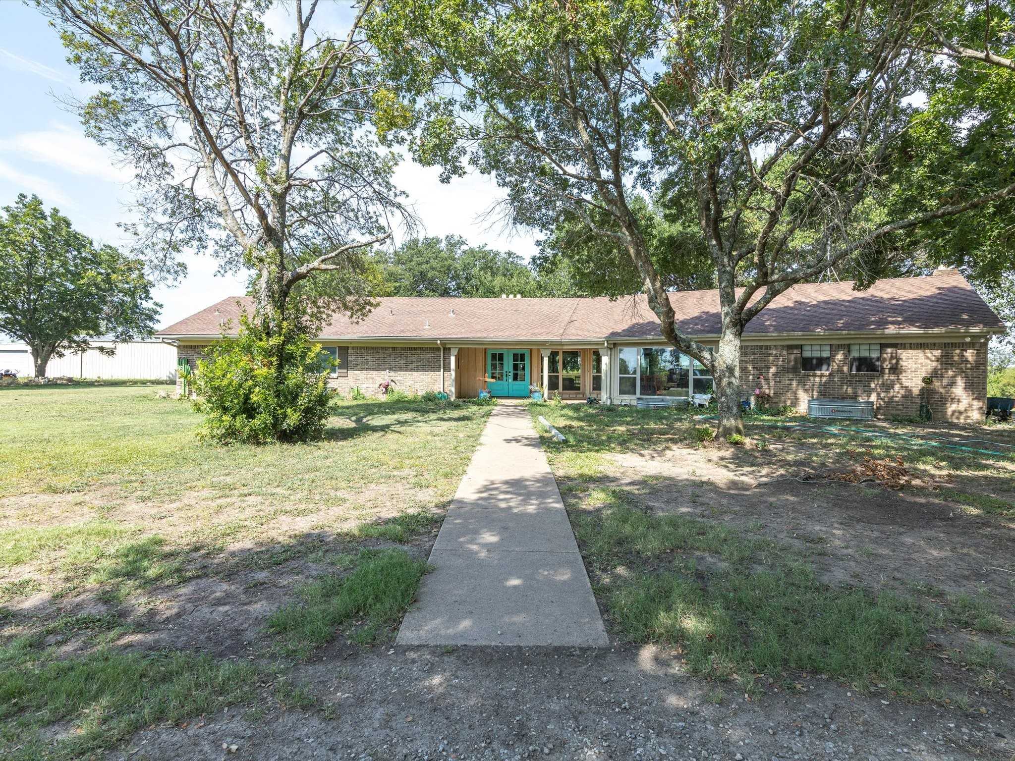 photo 2: 3921 Lakeview Drive, Ennis TX 75119