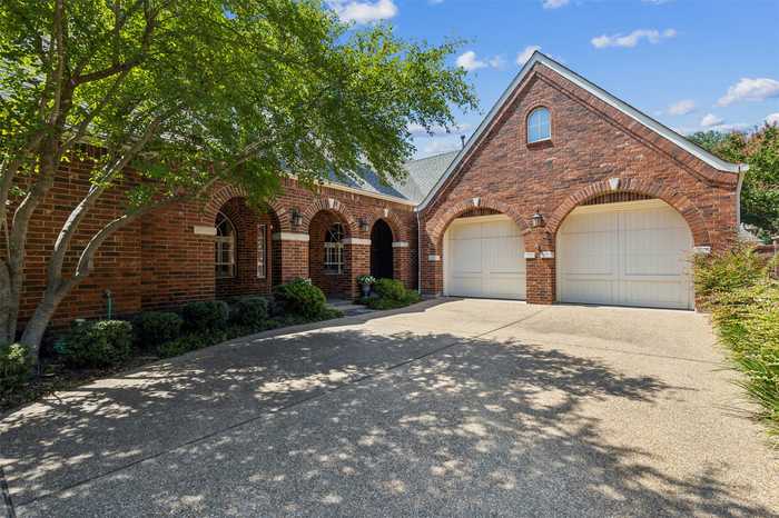 photo 2: 2704 Heritage Hills Drive, Fort Worth TX 76109