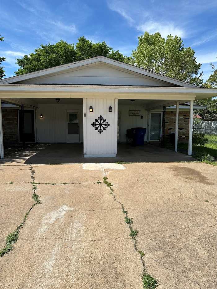 photo 1: 602 Casa Linda Street, Ennis TX 75119